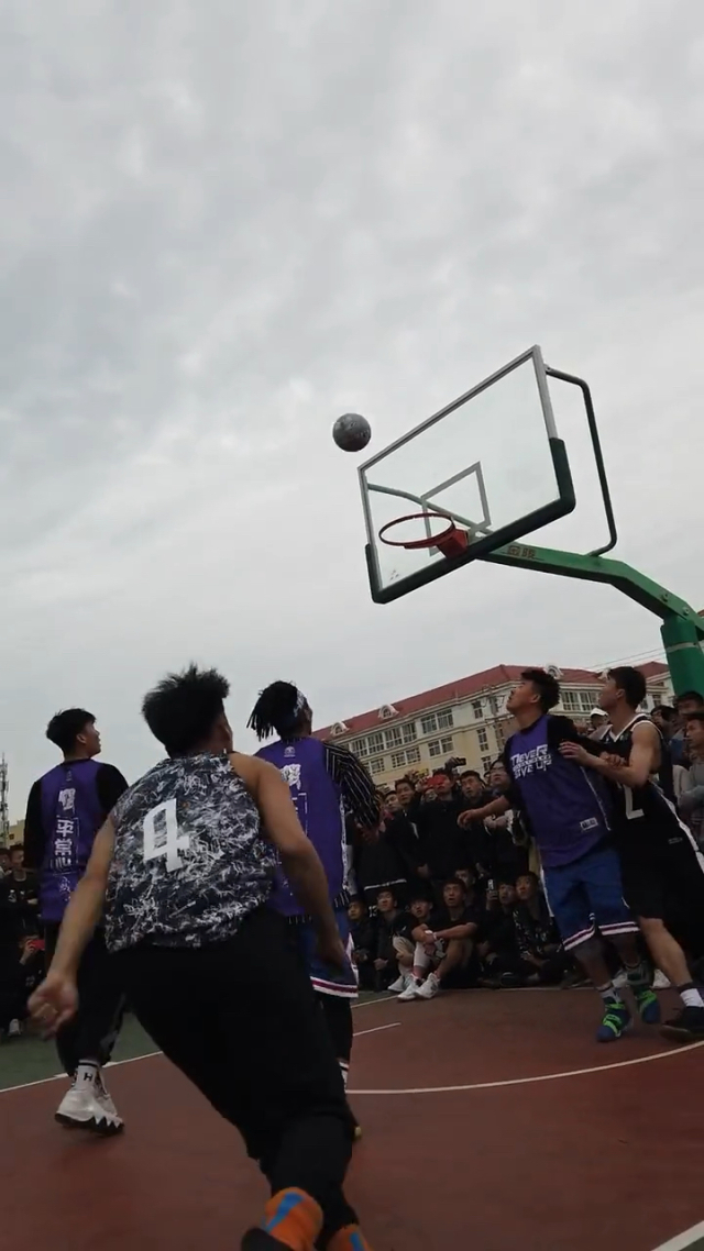 重庆队在激烈对抗中力挽狂澜，最终获胜的简单介绍