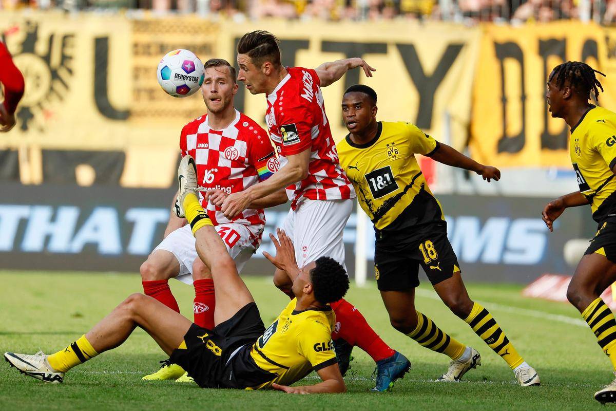 关于多特蒙德遭遇客场惨败,冲冠形势岌岌可危的信息 关于多特蒙德遭遇客场惨败,冲冠形势岌岌可危的信息