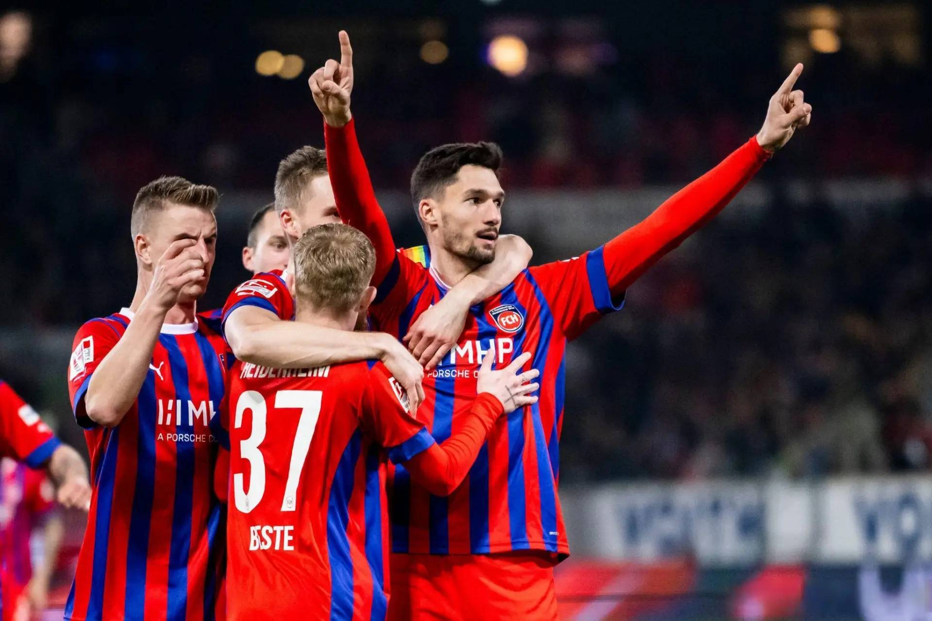 关于波鸿客场逆转取胜，球队士气高涨的信息