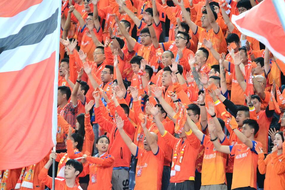 球迷情绪高涨,赛场热情高涨 球迷情绪高涨,赛场热情高涨