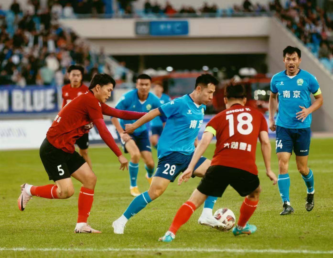 aoa体育官网-足球比赛上演了一场精彩对抗