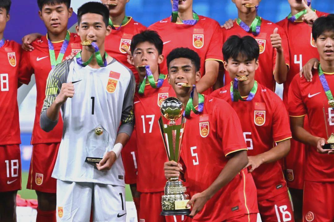 aoa体育娱乐-国内足球热门战事即将上演，谁将捧得冠军奖杯？的简单介绍