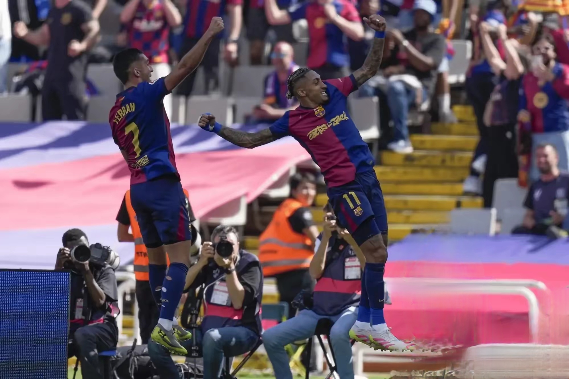 aoa体育教练-巴萨主场大胜，压哨绝杀惊艳全场