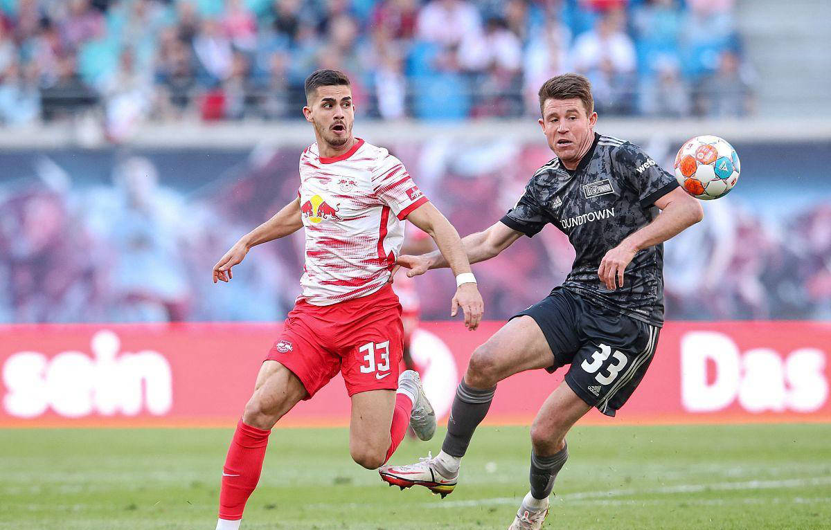 关于莱比锡红牛做客沙尔克，力争客场分的信息