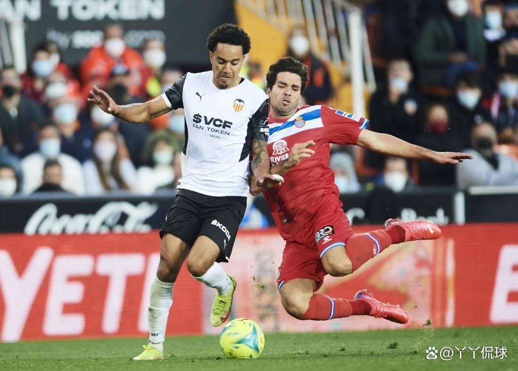 aoa体育课程-西甲疯狂进球战：双方鏖战场面火爆异常