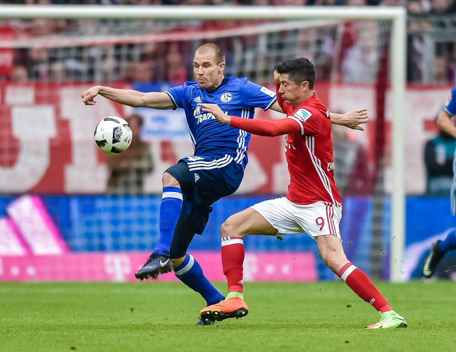 沙尔克球迷无视管制,闯入训练场挑衅 沙尔克球迷无视管制,闯入训练场挑衅