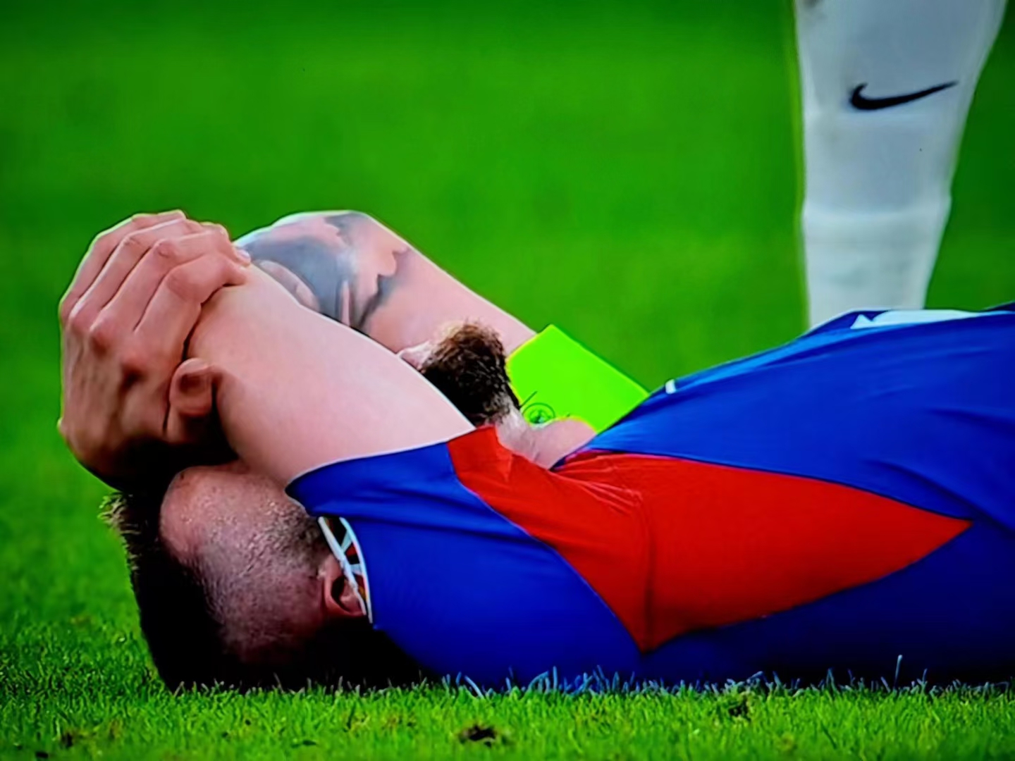 足球比赛补时阶段爆出闪断现象,球员情绪受影响的简单介绍 足球比赛补时阶段爆出闪断现象,球员情绪受影响的简单介绍