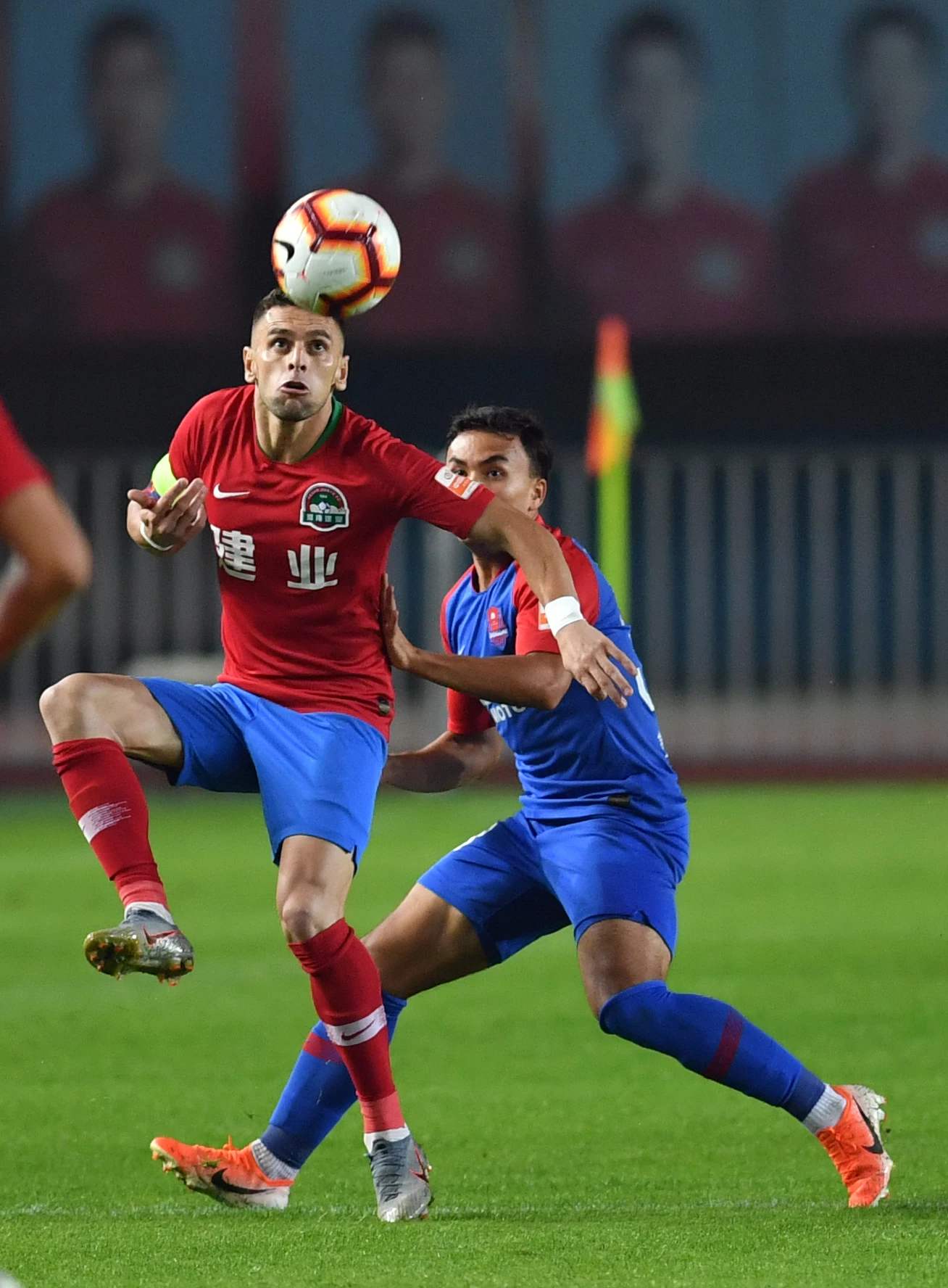 重庆斯威意外胜出,引发球迷疯狂欢呼 重庆斯威意外胜出,引发球迷疯狂欢呼