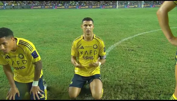 踢点球的队员神情紧张,最终命中球门得分 踢点球的队员神情紧张,最终命中球门得分