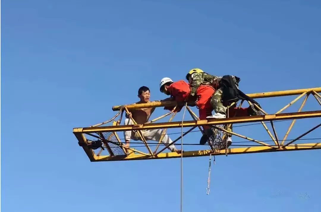 aoa体育-运动员英勇无畏，演绎一场无悔的竞技之旅