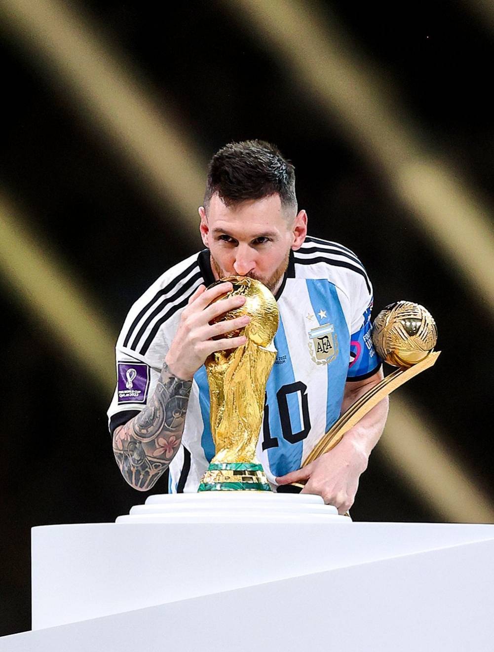 包含巴塞罗那主场战胜皇家社会，梅西再次成为球队救世主的词条