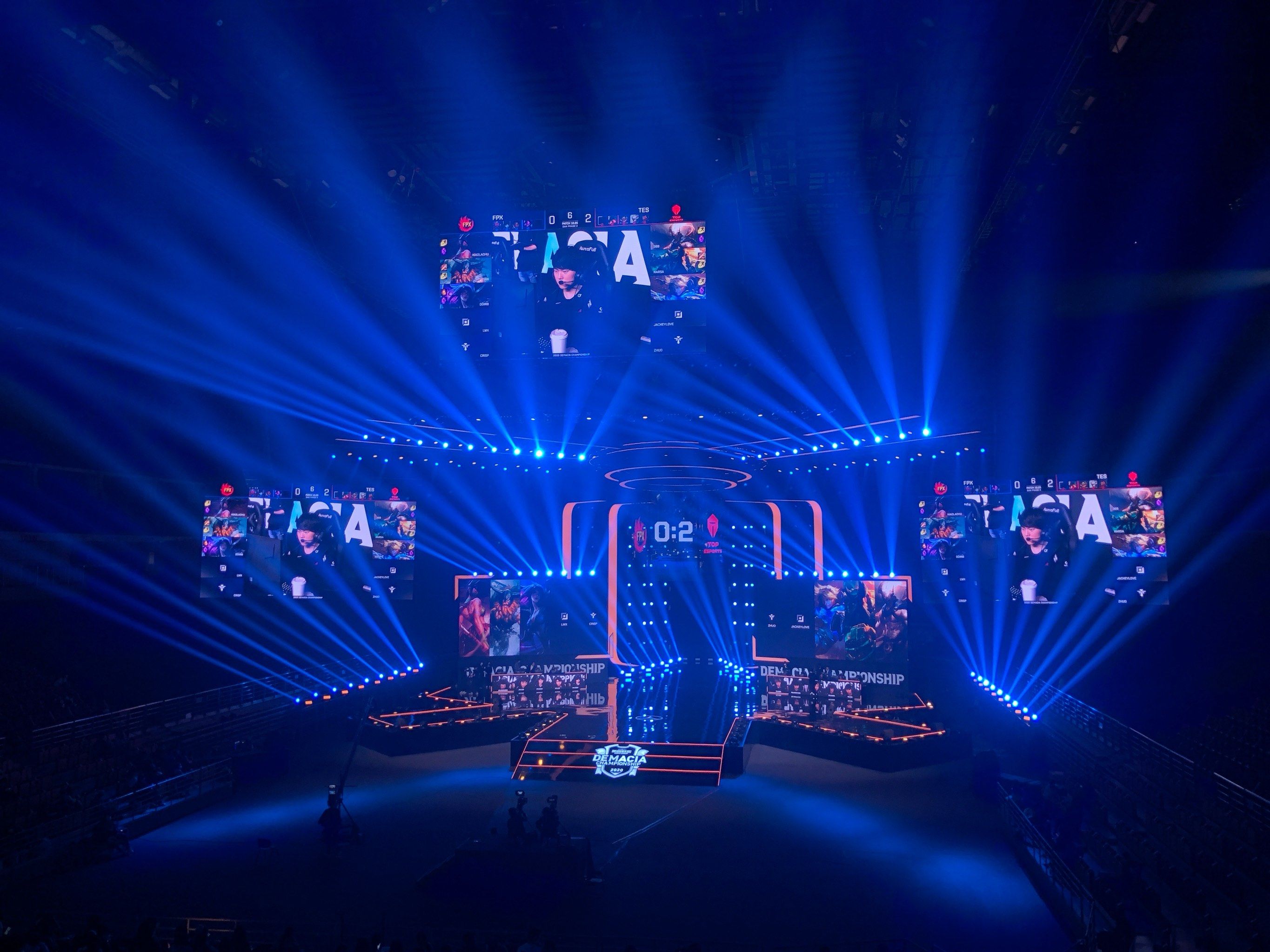 比赛氛围热烈,球场上掌声不断 比赛氛围热烈,球场上掌声不断