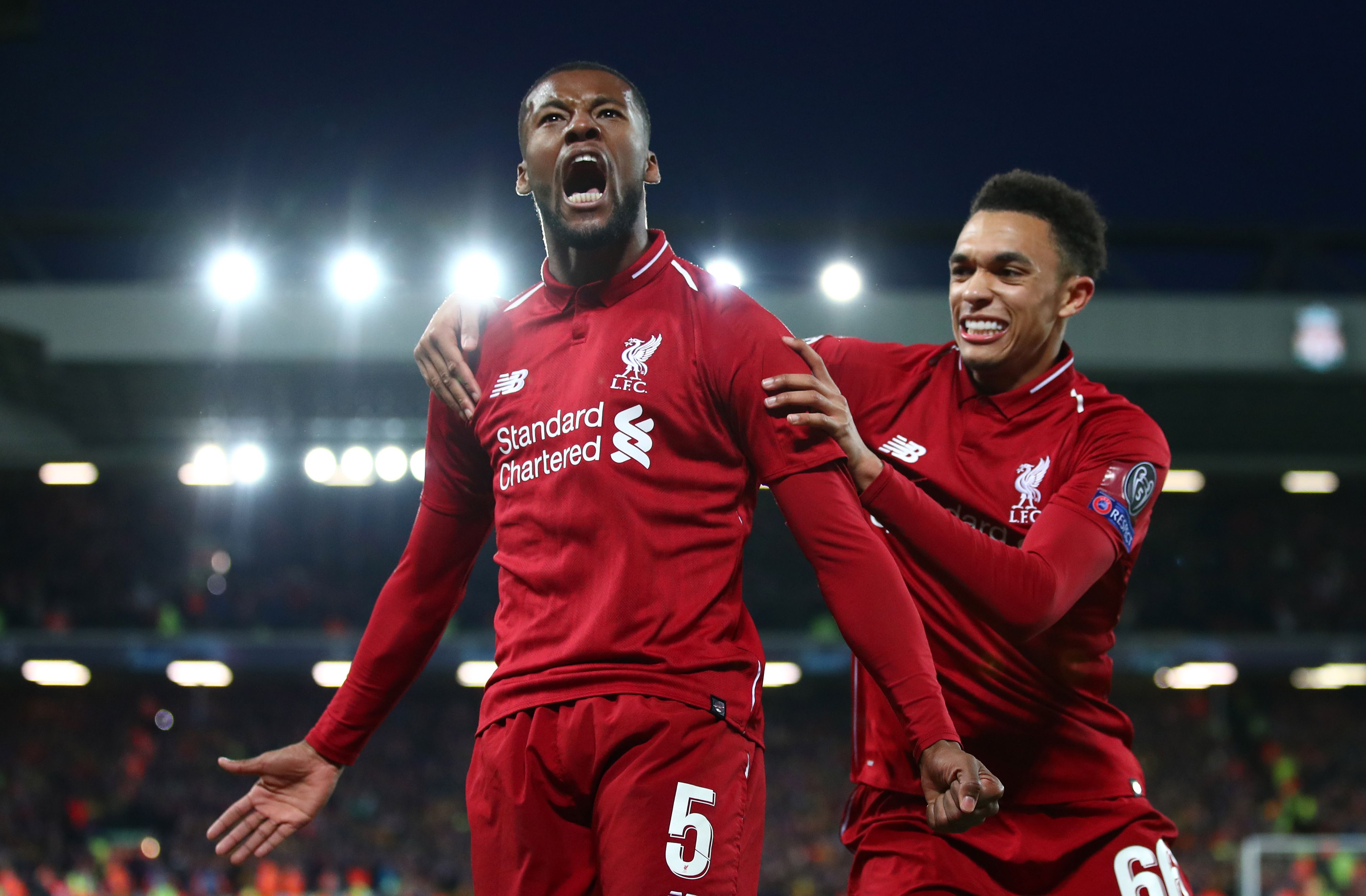 球场上充满激情与力量,双方对峙不下 球场上充满激情与力量,双方对峙不下